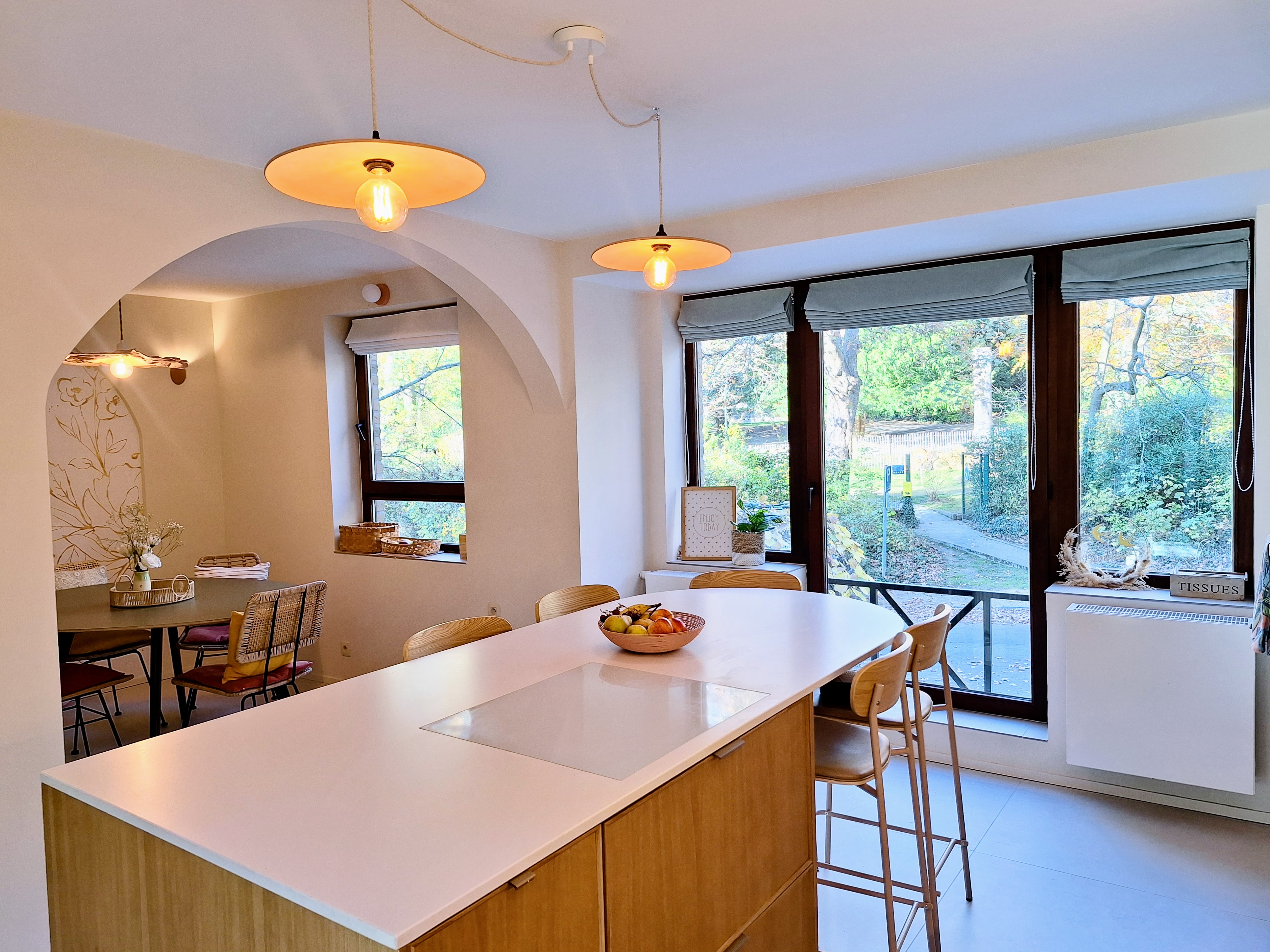Cuisine chaleureuse et ergonomique pour espace familial – Bruxelles